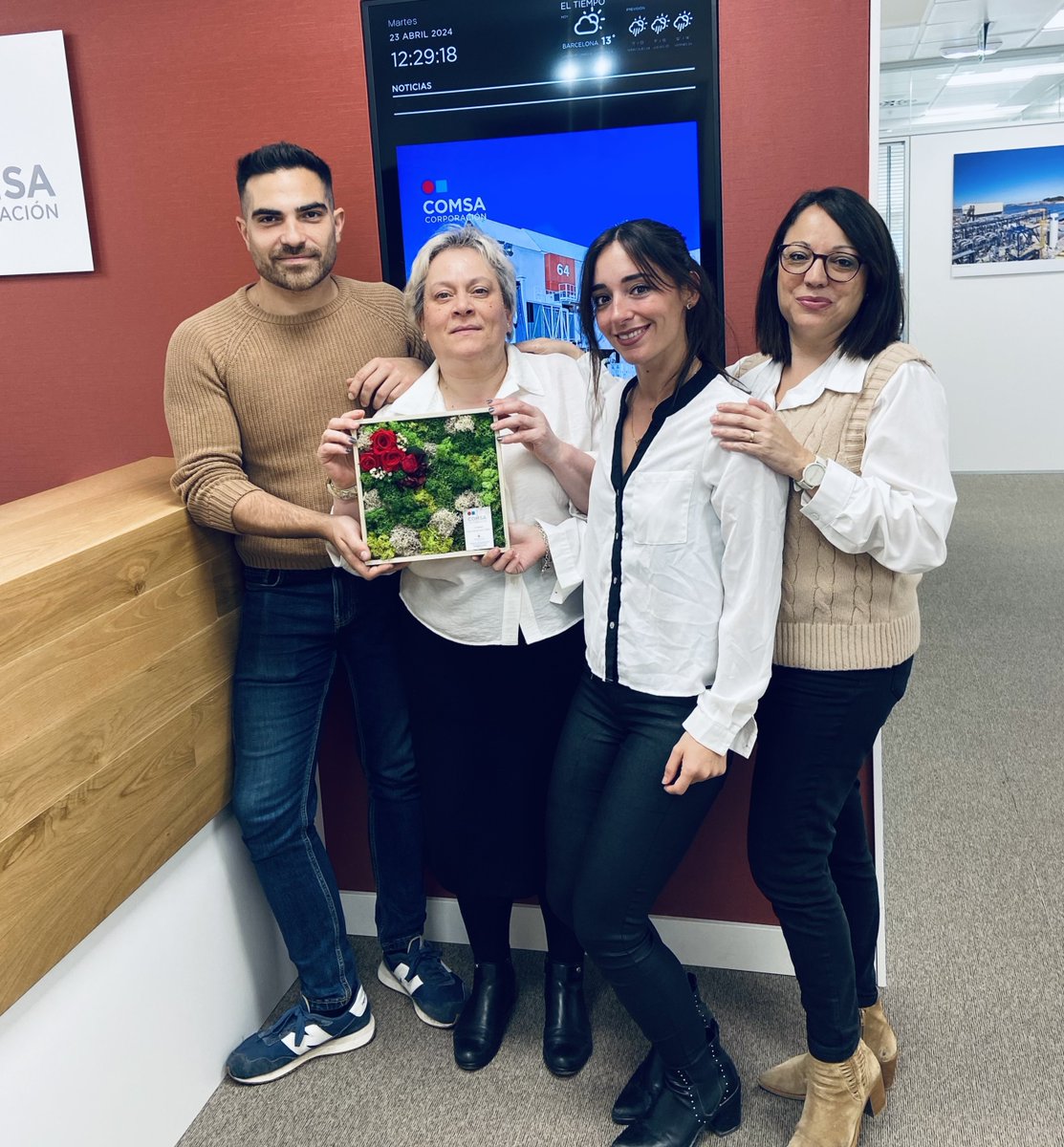 comsa_corp's tweet photo. 🌹📚 En #SantJordi, #SanJorge y el #DíadelLibro, desde @comsa_corp celebramos la literatura, la cultura y el amor por los libros.

También compartimos nuestra iniciativa con @FundacioPortola, promoviendo la inclusión social.

¡Feliz día!

#BeSocial #SantJordiSolidariPortolà https://t.co/8UUdSg5oKP