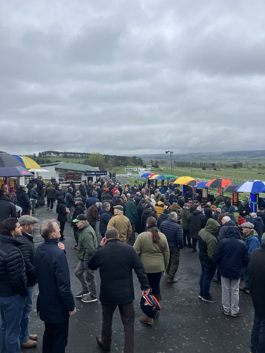 #Hexham: very enjoyable first visit to @HexhamRaces in 15 years-plus; ok, weather mixed but that corner of #Northumberland as picturesque as ever (definite top three of British tracks) and such a good example of the variety offered by GB #horseracing