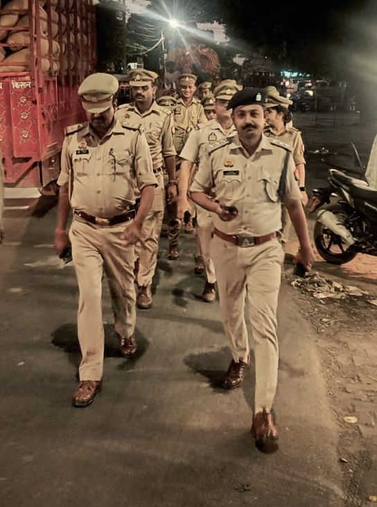 #SSPBareilly के निर्देशन में क्षेत्राधिकारी फरीदपुर द्वारा थाना फरीदपुर #bareillypolice के साथ शान्ति एवं कानून-व्यवस्था तथा आमजन में सुरक्षा की भावना जागृत करने हेतु थाना क्षेत्र के मुख्य मार्गों व सार्वजनिक स्थानों पर पैदल गश्त की गयी।   #UPPolice #Footpatrolling