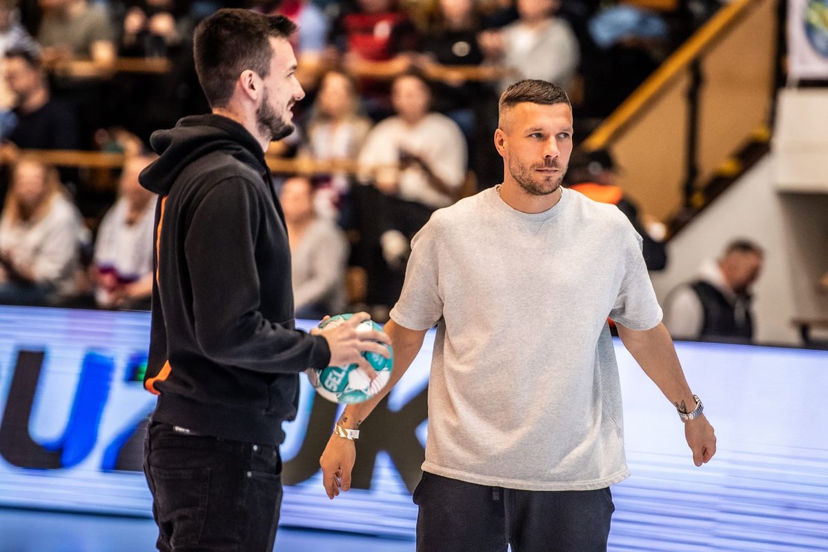 Górnik walczy o czołowe miejsca również w piłce ręcznej. Wczoraj na meczu z Orlenem byli Daniel Bielica i Lukas Podolski. Widać, że Bielica pewny chwyt ostatnio:) Poldi wykonał 1 rzut. Prezesem sekcji ręcznej jest Dariusz Czernik, który sprowadził do klubu Urbana i Podolskiego.