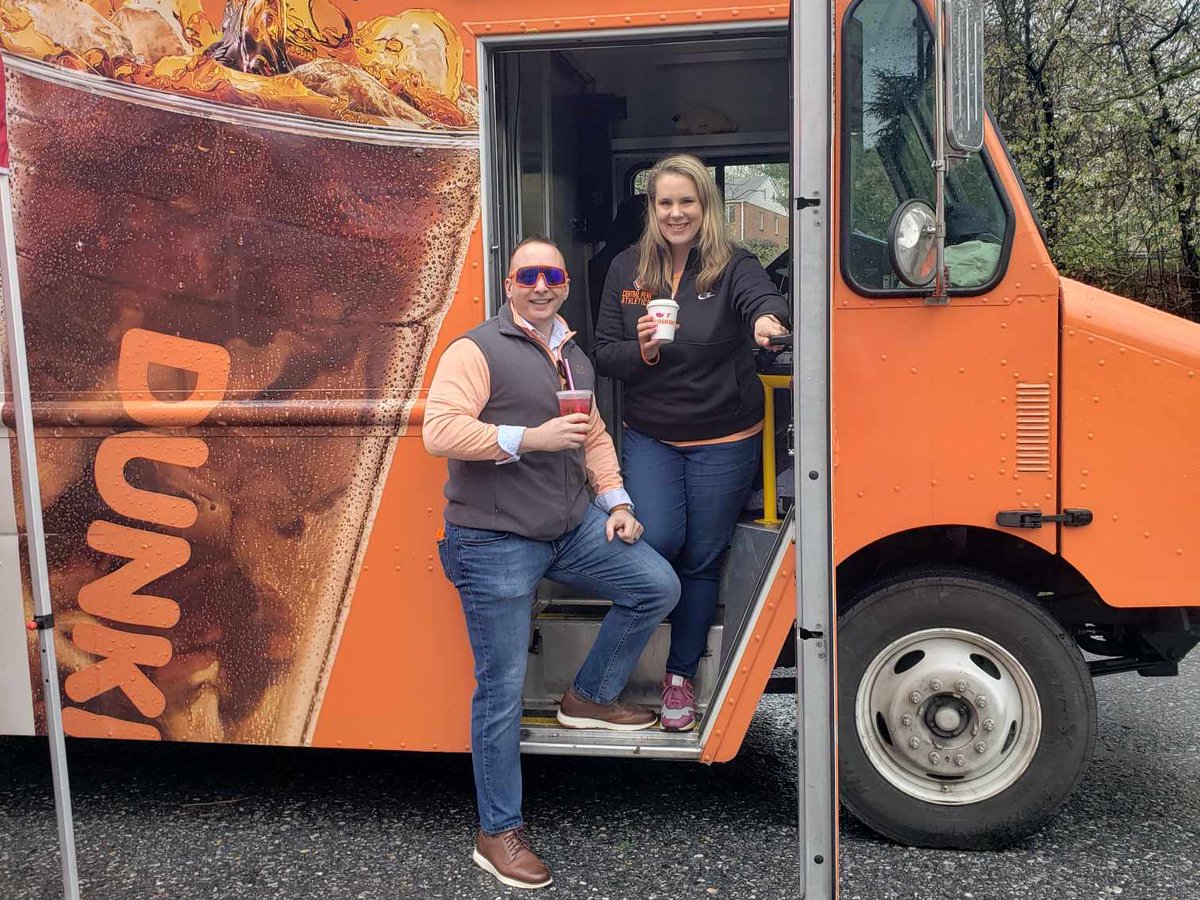 Congrats to Curtis Voelker on winning a visit from the Dunkin' Donuts Cruiser for his community impact! Thanks to his generosity, students, faculty, and staff enjoyed a donuts and coffee with President Linda Fedrizzi Williams to kick off the spring term. ☕️