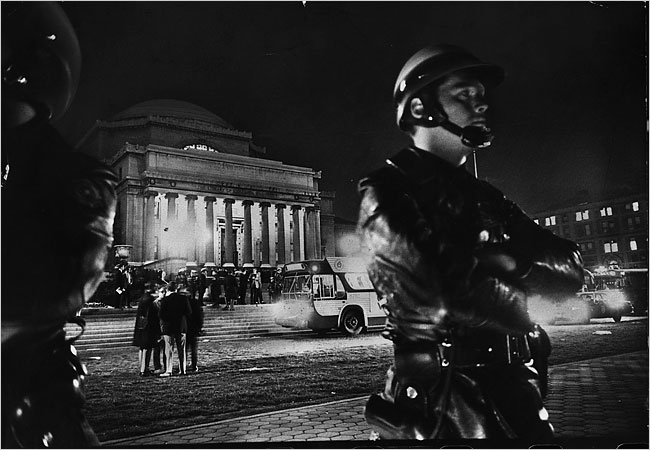 Angered at the school's affiliation with institutions connected to the #VietnamWar, students at #NYC's prestigious #ColumbiaUniversity staged a mass protest OTD in 1968 & took control of buildings on campus. Local cops later moved in & enthusiastically cleared out the protesters.
