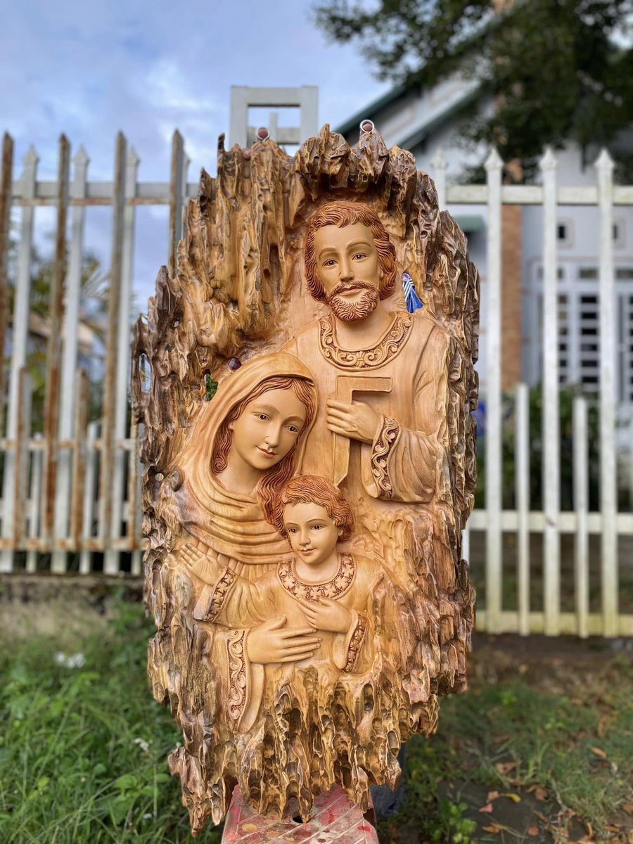 JM_Catholic's tweet photo. The Holy Family has a wonderfully beautiful interior. Handmade sculpture by talented hands of Catholic artisans
📷 Website: https://t.co/qptt2Uw2bJ
 #holy #holyfamily #joseph #mary #jesus #handmade #naturalwood https://t.co/V2meE5F7IK