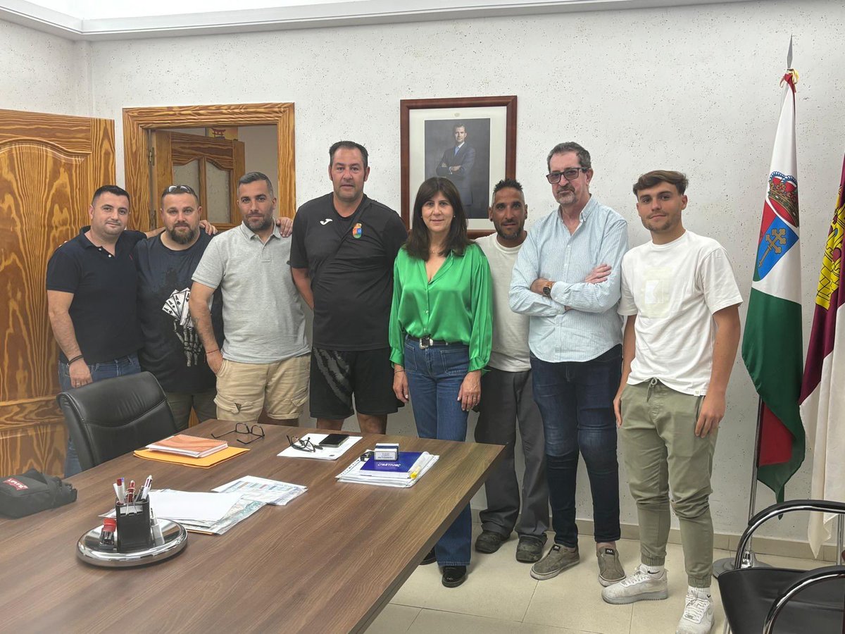 adyeles's tweet photo. 🚨TEMPORADA 2024/2025🚨

Presentamos la nueva directiva del C.D.A.D YELES, formada por:

Fernando Sánchez 
Jesús Hernández 
Daniel Santamaría 
Iván Parreño 
Juan Gómez 
David Rodríguez 

Trabajo e ilusión son dos valores que comparten y representan cada uno de los miembros. https://t.co/T4dZiasqZl