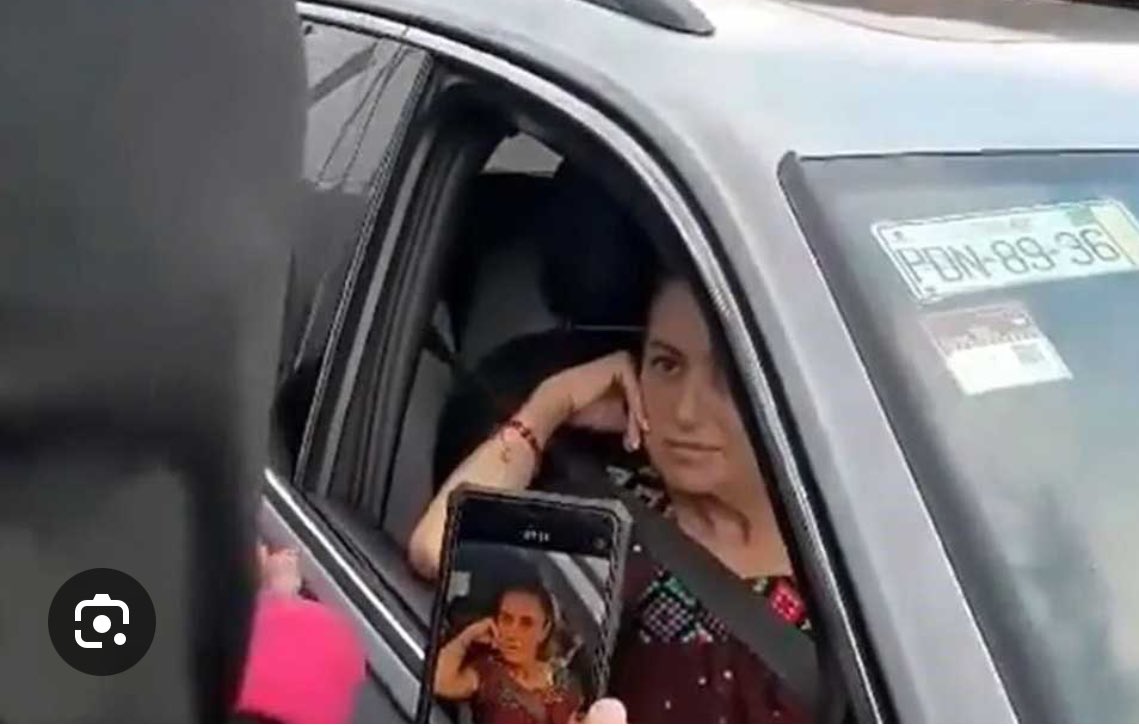 DeniseDresserG's tweet photo. Ayer la candidata a la presidencia normalizó ser detenida en un retén. 
 
Normalizó el control territorial del narcotráfico y el crimen organizado en Chiapas.

Normalizó un problema creciente a lo largo del país que revela la ausencia/ineficiencia del Estado. 

Y quiso distraer la atención de todo eso, acusando falsamente a un medio periodístico de armar un montaje. Calcó la estrategia sexenal del presidente @lopezobrador_ 

Una estampa de la “continuidad” que ofrecen.