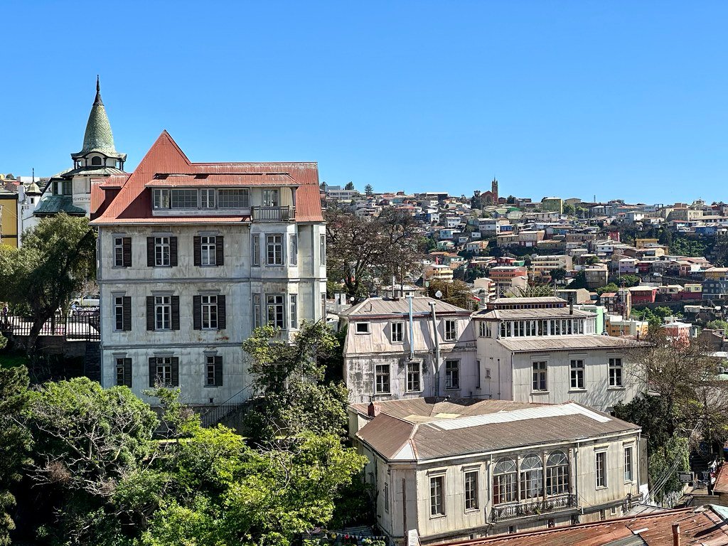 Desde el emblemático ascensor El Peral hasta los pintorescos cerros Concepción y Alegre, este free tour te llevará a través de los rincones más fascinantes de Valparaíso. 🚃 No te lo pierdas. civitatis.com/es/valparaiso/… #Chile #Historia #Cultura