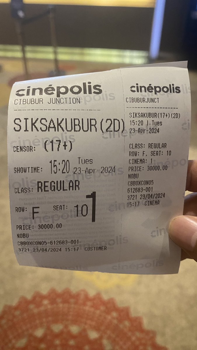 ardibhironx's tweet photo. Nonton lagi Siksa Kubur dan tetep pada kesimpulan, klo Sita dan Adil udah mati pas ikut masuk ke dalam kuburan Wahyu pertama kali.

Gue baru ngeh nih dan jadi teori baru juga klo ternyata, ikut masuk ke kuburan Wahyu itu adalah kali kedua yang Sita dan Adil lakuin. Yang pertamanya adalah ikut masuk ke kuburan pembunuh berantai Ismail Masbeth.

Sita ikut masuk ke kuburan Ismail Masbeth karena menurutnya ia adalah manusia paling berdosa sebab telah membunuh banyak orang. Tapi setelah Sita ikut masuk ke kuburan Ismail Masbeth, gak terjadi apa-apa, gak ada Siksa Kubur. Makanya Sita masih penasaran sampe akhirnya dia ketemu sama Wahyu alias Ilham si donatur pesantren dan pengen Wahyu dikubur di samping kuburan Ismail Masbeth.

Ini bisa diliat dari dialog Adil ke Sita di depan kuburan Ismail Masbeth waktu nguburin pak Ganda, yang bilang klo mereka udah ngelakuin itu (masuk ke kuburan Ismail Masbeth 10 tahun yg lalu). Dan pada waktu ikut masuk ke kuburan Ismail Masbeth, buat ngerekam nya mereka masih pake HP. 

Ini ditunjukin pas Adil ngomong ke Sita “nih aku tadi pinjem ini, baterenya bisa tahan lebih lama dari batere HP” pas ngasih handycam ke Sita waktu mau masuk kuburan Wahyu. 

Dunia nyata di film ini hanya sampai pada ular mendekati Adil, ketika Adil “sadar” dan melihat ular itu pergi, udah bukan lagi dunia nyata, pada scene itu lah Siksa Kubur Sita dan Adil dimulai sampai film selesai.

Scene ular di kuburan itu emang sebegitu pentingnya sebagai penanda dan pembatas antara dunia nyata dan Siksa Kubur. Makanya di poster film nya si ular mendapat porsi yang cukup besar.

Scene Adil berhasil ngeluarin Sita dari kuburan Wahyu udah jelas banget gambarin klo ada bekas luka dan bengkak di bagian leher dan mata Adil, dua-duanya di sebelah kiri. Itu clue besar klo bekas gigitan ular cobra yang jadi penyebab Adil mati. Ditutup dengan pertanyaan MAN ROBBUKA yang kenceng bagai petir di siang bolong mengarah ke Sita.

Gambaran Munkar Nakir juga jelas terlihat persis seperti omongan Wahyu bahwa “Mereka akan terlihat sangat tampan dan rupawan bagi yang beriman, dan akan terlihat sangat menyeramkan dan menakutkan bagi yang tidak beriman”.

Jadi kejadian chaos di Panti Jompo sampe ada yang meninggal dan bunuh-bunuhan itu cuma halunya dan bagian dari Siksa Kubur nya Sita aja. Terbukti di scene akhir film, bu Nani masih hidup dan nonton rekaman video di HP nya Wahyu, karena jelas tangannya pake cincin motif lumba-lumba dan ada dialog ajakan plesir dari pak Pandi.

Yang lebih memperkuat lagi klo Adil dan Sita itu udah mati, pas setelah ritual pemanggilan roh, bu Juwita sempet kemasukan roh Adil dan ngomong ke Sita nyuruh nyelamatin Ismail. Abis itu Sita lgsg nelpon Adil dan ternyata Adil lagi kerja.

Oia Adil Sita masuk pesantren itu semata-mata bukan hanya karena bapak ibu nya meninggal ya. Rencana masuk pesantren gratis itu juga udah sempet dimention Adil kecil di toko roti sebelum ibu bapaknya meninggal, waktu Sita kecil bilang biaya sekolahnya makin mahal sementara keuangan keluarga nya lagi morat marit.

Adil juga kayaknya dari kecil udah dikasih clue agak “menyimpang” deh. Pas Adil bilang mau dimasukin pesantren, ama Sita malah diledek klo Adil bakal keliatan cantik klo pake jilbab. Terus juga pas lagi di-bully 2 temennya di toko roti, si temen nya ngejilat-jilatin roti di depan Adil.

Nonton pelm @jokoanwar kayaknya emang gak bakal pernah cukup sekali deh. Nonton lagi bakal nemu hal baru lagi, gitu aja terus sampe penonton nya tembus 5 juta 😅

Jadi klo masih ada yang niat mau nonton lagi, gaskeun aja gaes mumpung masih tayang di bioskop. Bjir panjang juga ini gue ngetik, udeh ah capek wkwkwkwkwk