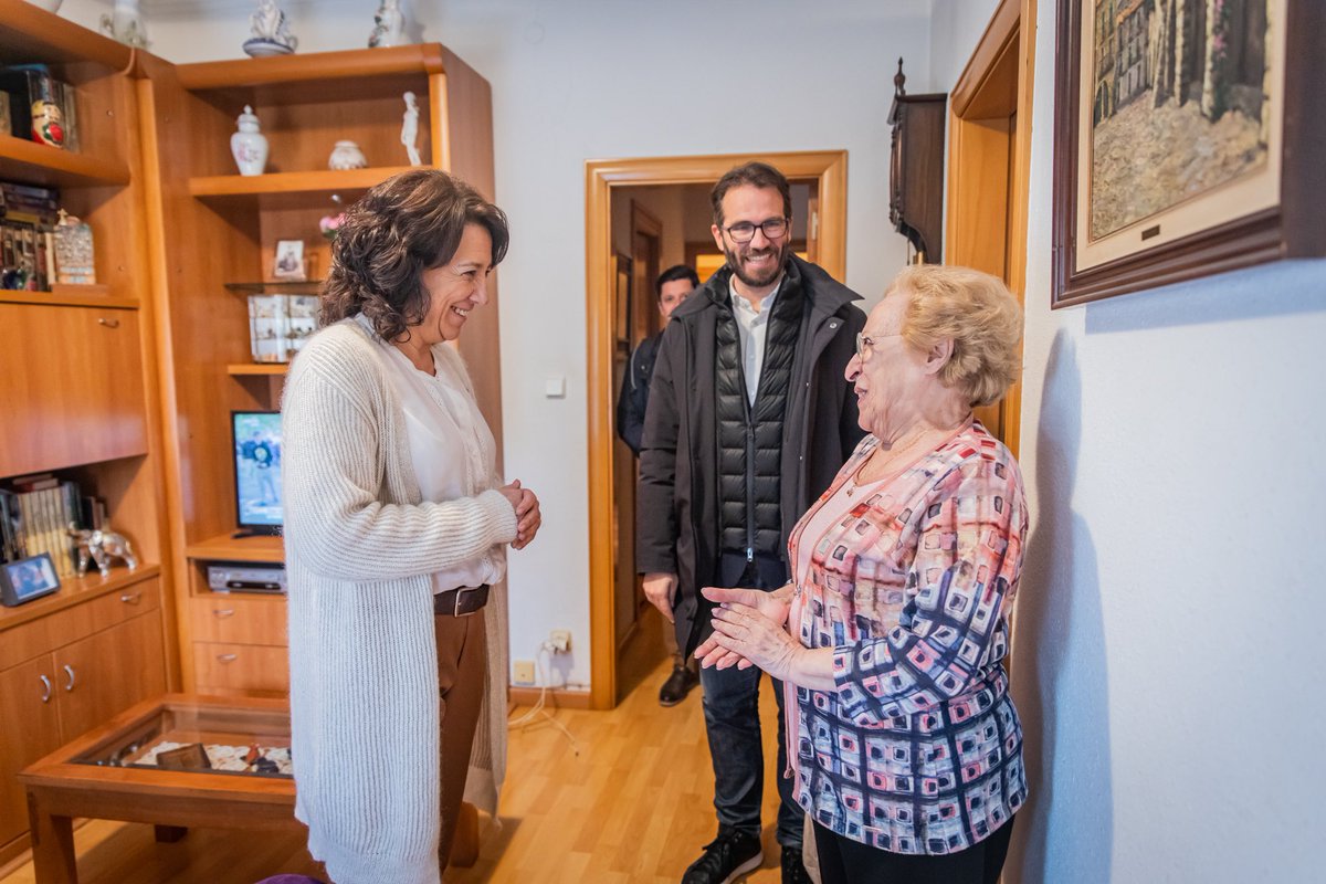 En un dia bonic i especial com el d’avui, ha sigut on plaer començar-lo amb la Rosa, a qui he regalat llibres i una rosa gràcies a @AmicsGentGran i la iniciativa de “Sant Jordi en companyia”. Bona diada de Sant Jordi a tothom, ple de lletres, cultura, llengua i tradicions! 🌹📚