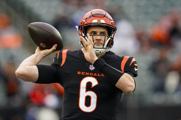 𝗕𝗥𝗘𝗔𝗞𝗜𝗡𝗚: The #Bengals are re-signing QB Jake Browning to a 2-year deal, per @RapSheet