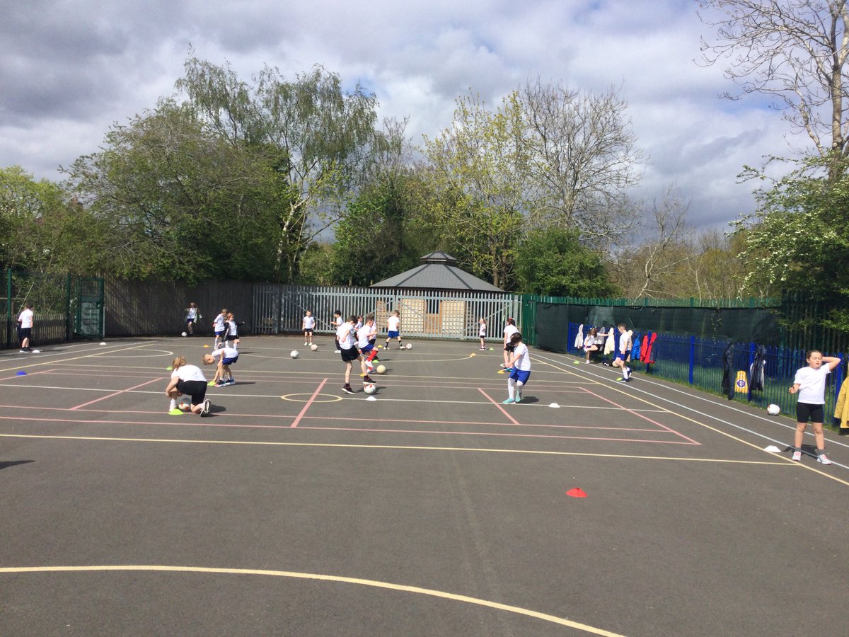 Beech class were focusing on passing during our PE lesson today. Lots of great accuracy and skill on display. #OLOLPE @BCSGO #60MinutesOfActivity