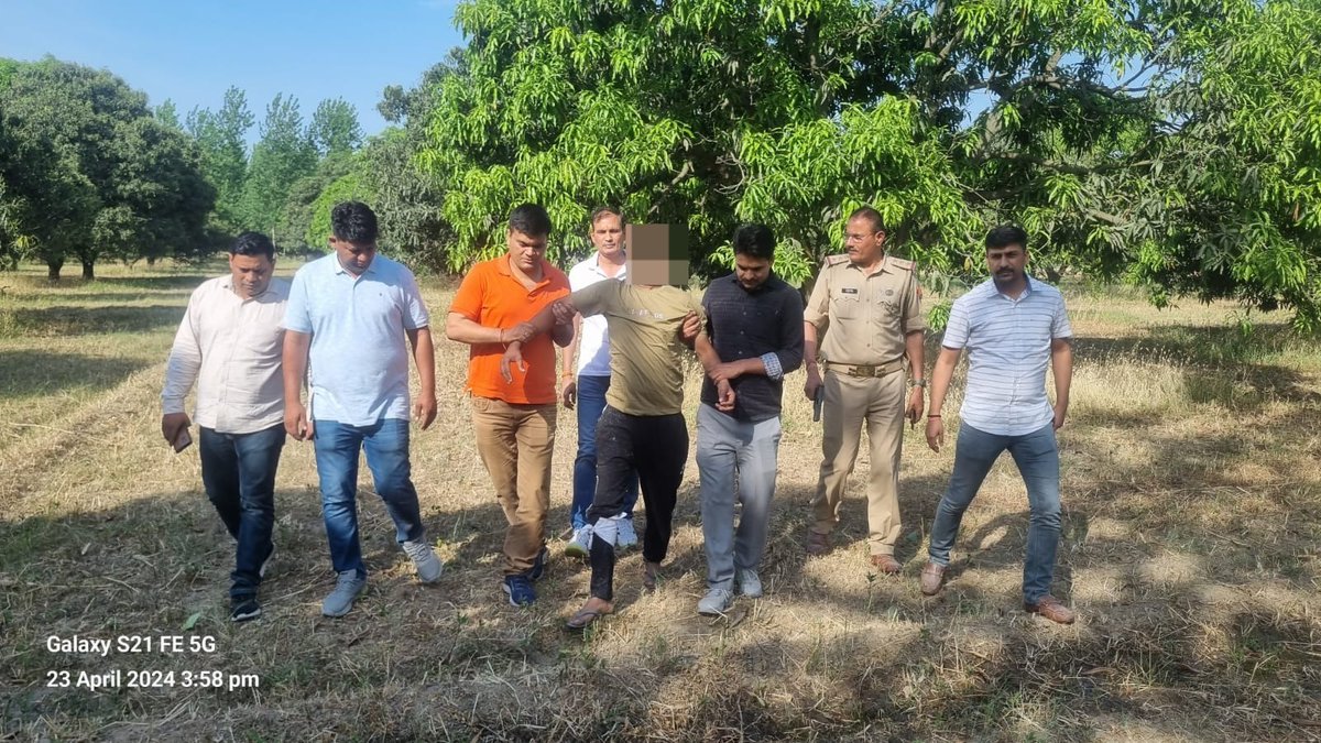 muzafarnagarpol's tweet photo. ‼️ थाना चरथावल पुलिस व एसओजी की संयुक्त टीम की बदमाशों से हुई पुलिस मुठभेड में 50 हजार का शातिर ईनामी/वांछित अभियुक्त घायल/गिरफ्तार, कब्जे से अवैध शस्त्र व बिना नम्बर प्लेट की मोटरसाइकिल बरामद ‼️

#UPPolice 
#GoodWorkUPP https://t.co/xaeL53rD3a