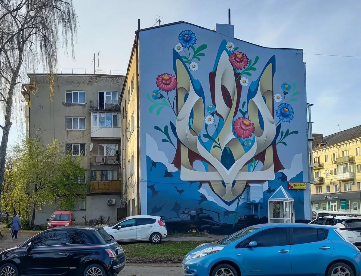 🇺🇦Love this beautiful mural in Lutsk #Ukraine❤️ Painted by Andriy Prysiazhniuk