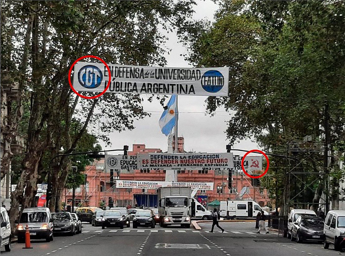 Asi se prepara Plaza de Mayo para la marcha.

Logos de la CGT, y el símbolo de la hoz y martillo comunista.

AH, pero no es política la marcha eh.