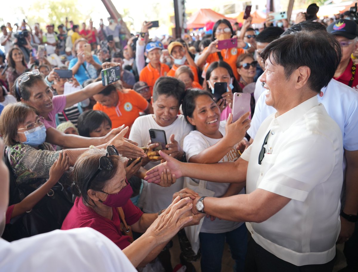 PBBMLoyalist's tweet photo. Maraming salamat sa pagbisita mahal naming Pangulong Ferdinand R. Marcos Jr. kasama ang Bagong Pilipinas Serbisyo Fair at Kadiwa ng Pangulo sa San Jose, Occidental Mindoro 🤍🇵🇭

Read more: https://t.co/9PVzWrdFac

#PBBMGoodNews #UnitedLoyalist https://t.co/QOJXxZMBBj