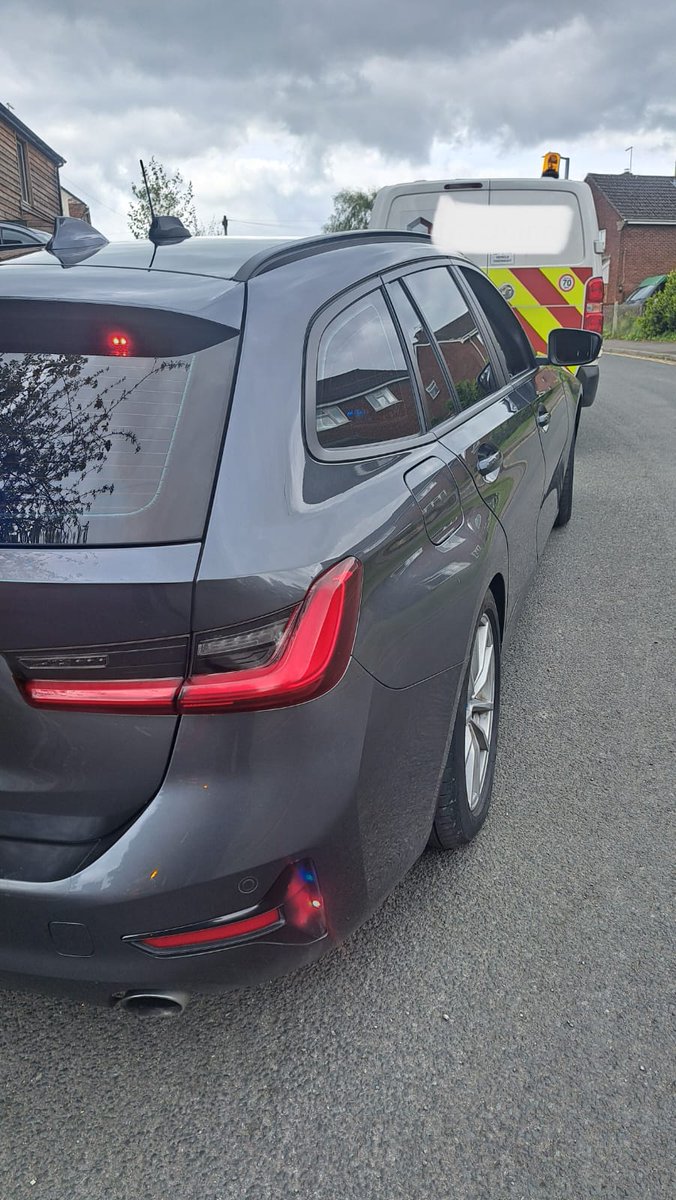 The unmarked #RPU car doing unmarked things.
The driver of this van was spotted using their phone at the wheel, not the best company advertisement, paper work issued #Fatal5