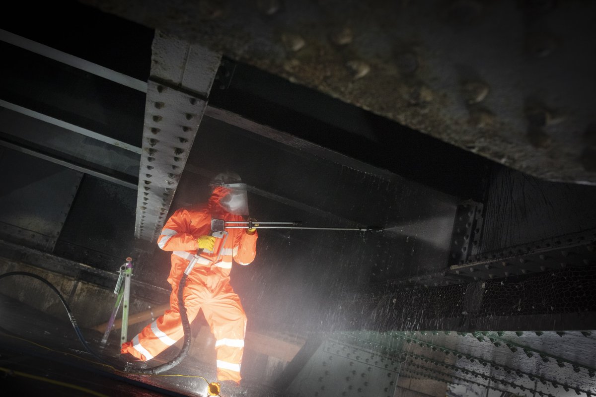 👷 Tyne Bridge restoration update: 3 weeks in, cleaning operations in full swing for safety and structural repairs. Workers tackling rust, dirt, and hazardous substances. Check out our team in action! 📸