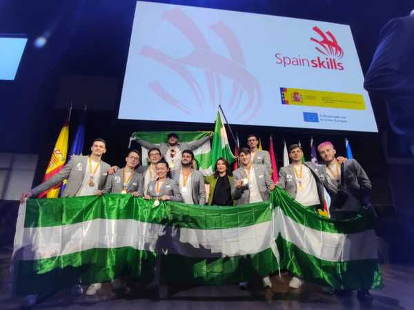 El onubense Antonio Gómez Calderón, del IES Pintor Pedro Gómez es uno de los siete ganadores andaluces del Campeonato de Formación Profesional SpainsKills, en la especialidad de Peluquería. Enhorabuena‼️