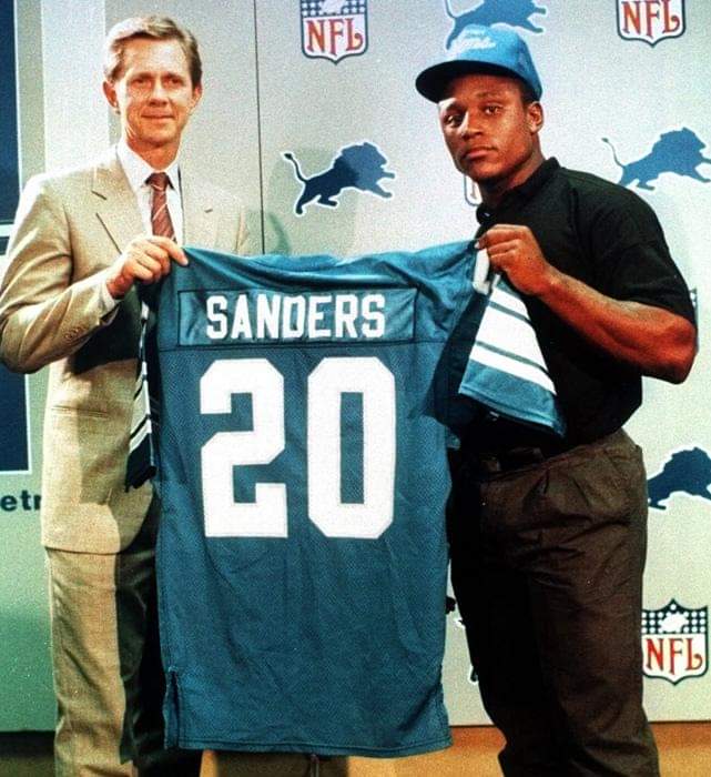 moneyfirstralph's tweet photo. #thenine this date in 1989, with the third pick of the #NFLDraft the @Lions Lions select @BarrySanders Sanders. 🔥 #GoLions #OnePride #keepdrinkingthekoolaid #GoBlue 〽️ I wish I can go to the draft this weekend.But I'll be watching on t.V https://t.co/EAOlauPwXK