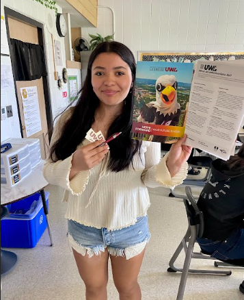 HarvardJrHigh's tweet photo. 4th quarter brings many awesome opportunities  for our 8th graders! Receiving swag from colleges they've written to, a trip to visit the high school and a meeting with their future football coach are just a few. #HarvardPOG #JrHornetsRising #HarvardRising #Preparing4Promotion https://t.co/60TFaTnJvY