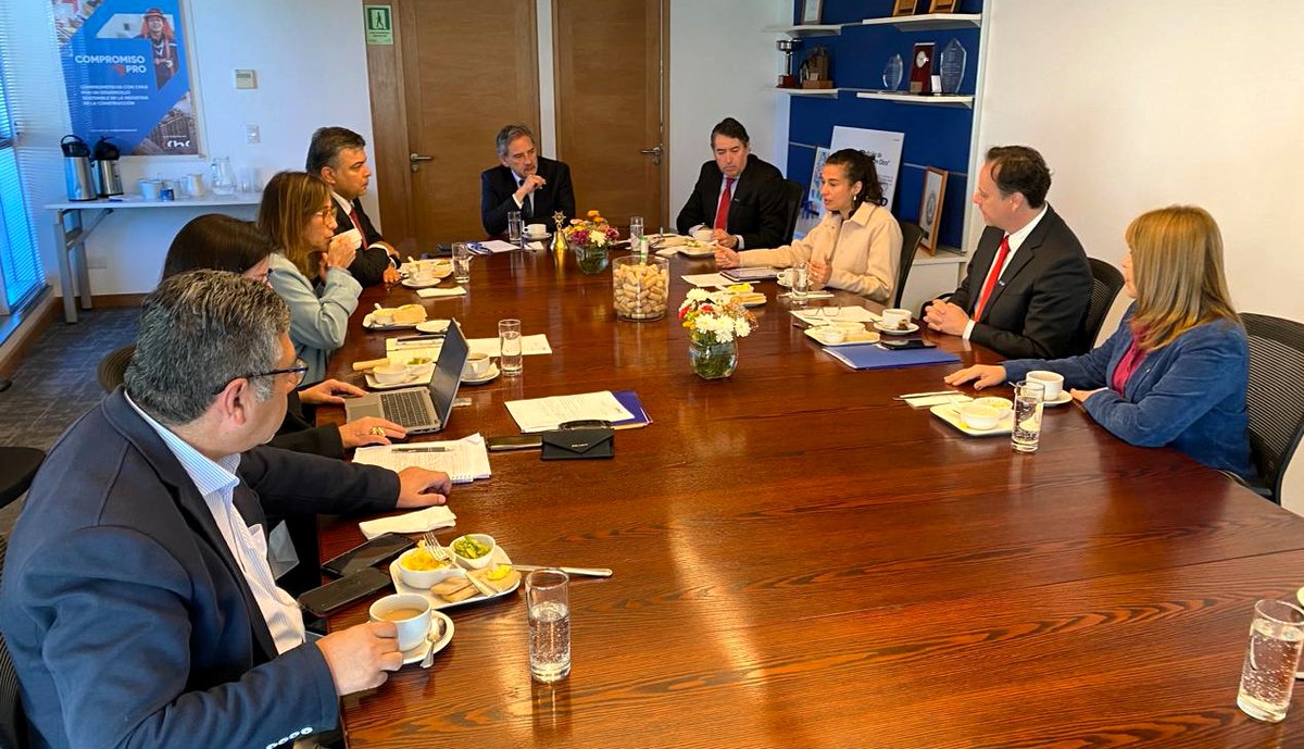CChCValparaiso's tweet photo. Coordinando acciones y propuestas para fortalecer asistencia técnica y apoyar una #Reconstrucción segura de viviendas y entorno urbano de #Viña #Quilpué #VillaAlemana, hoy nos reunimos con Seremi @minvuvalparaiso y Dtor. @Serviuvalpo. Colaboramos para avanzar rápido y seguro.🏗️💪 https://t.co/li4MDuwrWW
