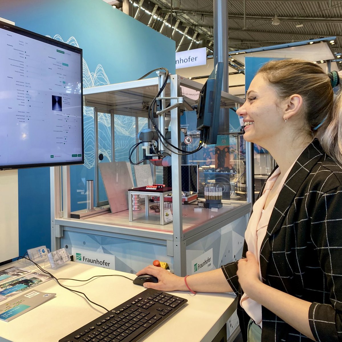 FraunhoferITWM's tweet photo. Heute gibt es Impressionen zur »Control« in Stuttgart. 📸
Auf der internationalen Fachmesse für Qualitätssicherung sind unsere Abteilungen »Materialcharakterisierung und -prüfung« und »Bildverarbeitung« am Gemeinschaftsstand der @FraunhoferVisio.
Mehr: https://t.co/qxDve9kVgA https://t.co/y57fM6jaGK
