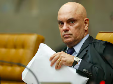 📢 Deputada Carla Zambelli e o hacker Delgatti são denunciados pela PGR por invasão ao site do CNJ São listados 10 crimes na denúncia O hacker teria inserido a mando de Zambelli um mandado de prisão contra o ministro do STF Alexandre de Moraes, além de outros documentos falsos.