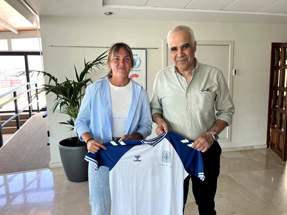 Hoy, en la Autoridad Portuaria de Las Palmas, tuvo lugar la firma del convenio de colaboración entre el @CDTOficial y el @VetPilar_PtosLP 📝🙌. El acuerdo contempla la creación de equipos de fútbol base femeninos en la isla de Gran Canaria ⚪🔵💪. #FundaciónCDT @CdtCantera