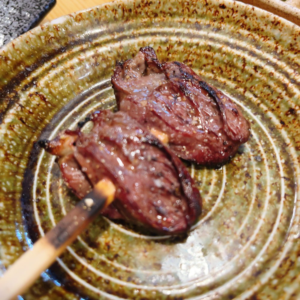 今日は仕入れたばかりの新鮮な軍鶏肉をたくさん試食したんだけど、軍鶏ってこんなに美味しいものなの🥺 👉 炉端居酒屋 獅軍鶏 福岡市中央区舞鶴1-8-30 プリズモ21 1F TEL : 092-791-7210 営業時間 : 17:00 - 翌 2:00