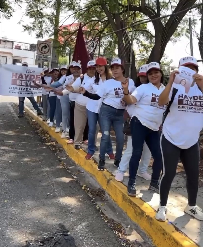 Estos diputaditos que ahora buscan el voto en otro distrito distinto al que aún representan en @CongresoOaxaca_ ,tal es el caso de @HaydeeReyess que ahora en la simulación para ganar votitos,hacen circo por todos lados para que la gente les crea. #sanlucasquiavini aún te espera!