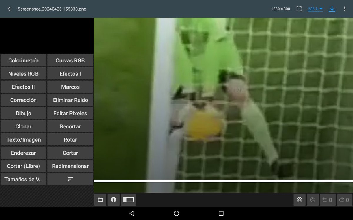 Gol CLARO, el guante del portero al ser blanco confunde la linea, sobra el dedo índice, el balón entra todo. Los tontos suelen decir tonterías y justificar la KK.