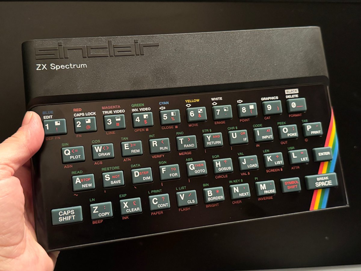 pedrocarvalhoTW's tweet photo. Hoy se cumplen 42 años del lanzamiento del Sinclair ZX Spectrum.

Este pequeño ordenador de 8 bits tenía apenas 48K de memoria RAM, una resolución de tan sólo 256x192 px, con un tratamiento del color tremendamente pobre, y carecía de HD. Sin embargo, con él nació una nueva era. https://t.co/EU0XuvpX4i