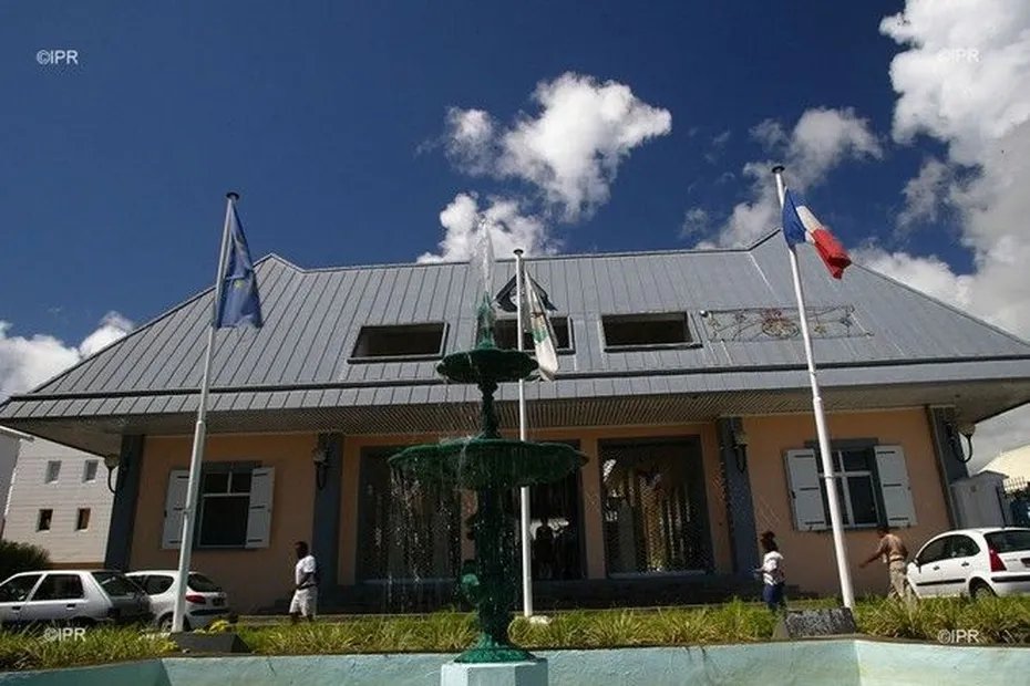 🧒 Suspicions de maltraitance sur des écoliers de 3 et 4 ans à La Réunion : la mairie de Bras-Panon suspend deux ATSEM 📱💻 la1ere.francetvinfo.fr/reunion/suspic…