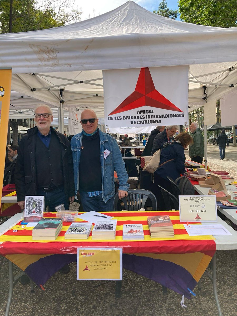 🌹🐉En un dia com avui no podien faltar els companys de @AmicalBrigades venent llibres al #SantJordiBCN 📚😉 com l'obra 'Hablamos diferentes idiomas, pero una misma lengua. Multilingüismo y pedagogías en las Brigadas Internacionales' de @lourdesprades i Ramon Naya 🔝 #EquipCRAIUB