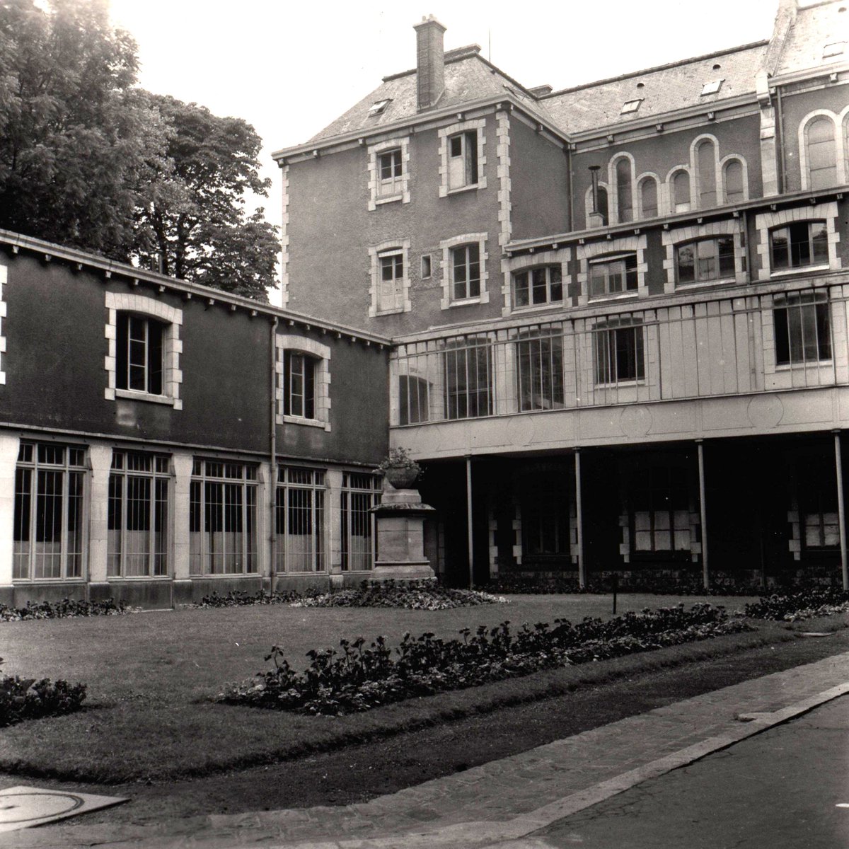 #Rendezvousphoto Façade côté cour de la pouponnière Paul-Manchon (Antony, Hauts-de-Seine), vers 1930.