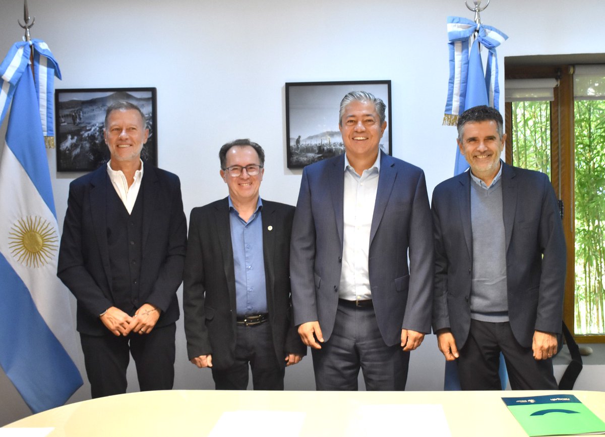 Rolo_Figueroa's tweet photo. Vamos a construir dos nuevos puentes en Plottier 

Seguimos trabajando junto al intendente Luis Bertolini, para avanzar en todos los proyectos que tenemos para la ciudad.

Plottier no para de crecer y la vamos a seguir acompañando con obras urbanas y de pavimentación que mejoren la circulación y el bienestar de los vecinos.