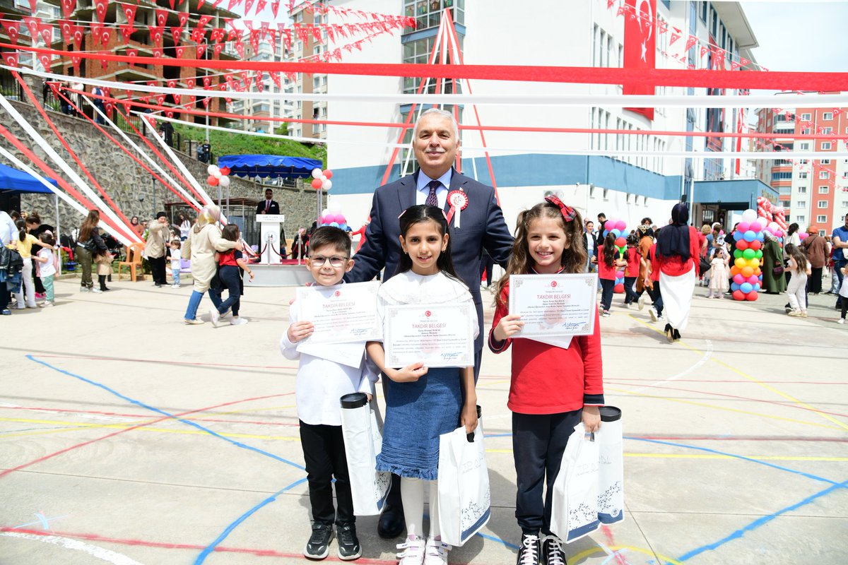 Vali Aziz Yıldırım, 23 Nisan Ulusal Egemenlik ve Çocuk Bayramı dolayısıyla Hami Yıldırım İlkokulu'nda düzenlenen programa katıldı. trabzon.gov.tr/23-nisan-ulusa…