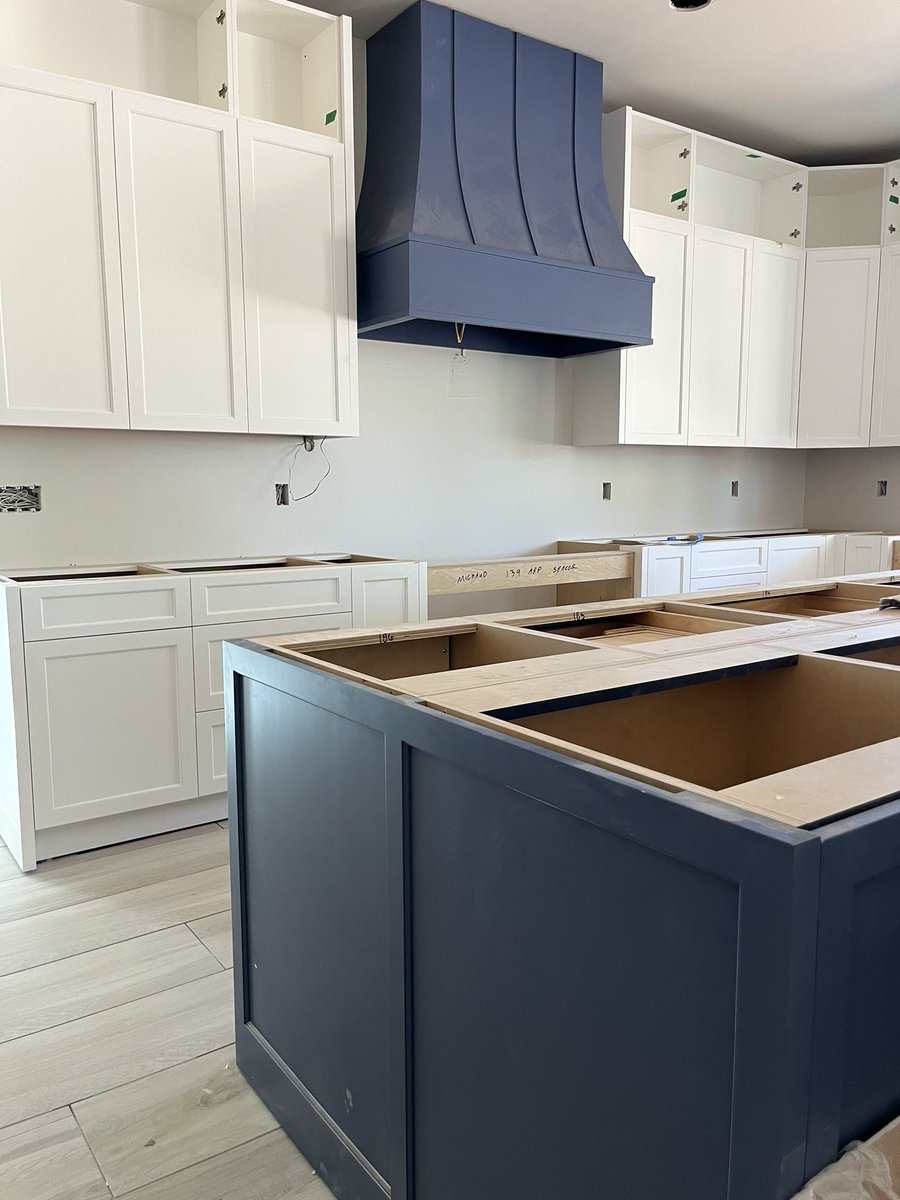 Kitchen cabinets are going in at our Gilbert remodel!🤩#kitchen #kitchendesign #kitchenremodel #kitchencabinets #cabinets #cabinetry #remodel #design #azdesign #azdesigner #azhomes #puertabellainteriordesign