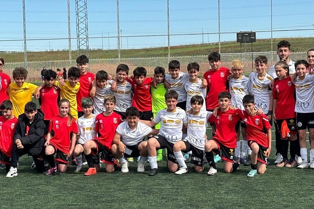 BaseUDS's tweet photo. BASE | ⚽️🎉 ¡Así celebraban sus victorias del finde nuestro Benjamín C y nuestro Alevín C!

🤍🖤 #UDSBenC
🆚 Villares (2-3 ✅)

🤍🖤 #UDSAleC
🆚 Villares (6-2 ✅)

¡Enhorabuena, equipos! 👋🏼

#CanteraUDS
#FormarParaTransformar https://t.co/95rvXp7dfc