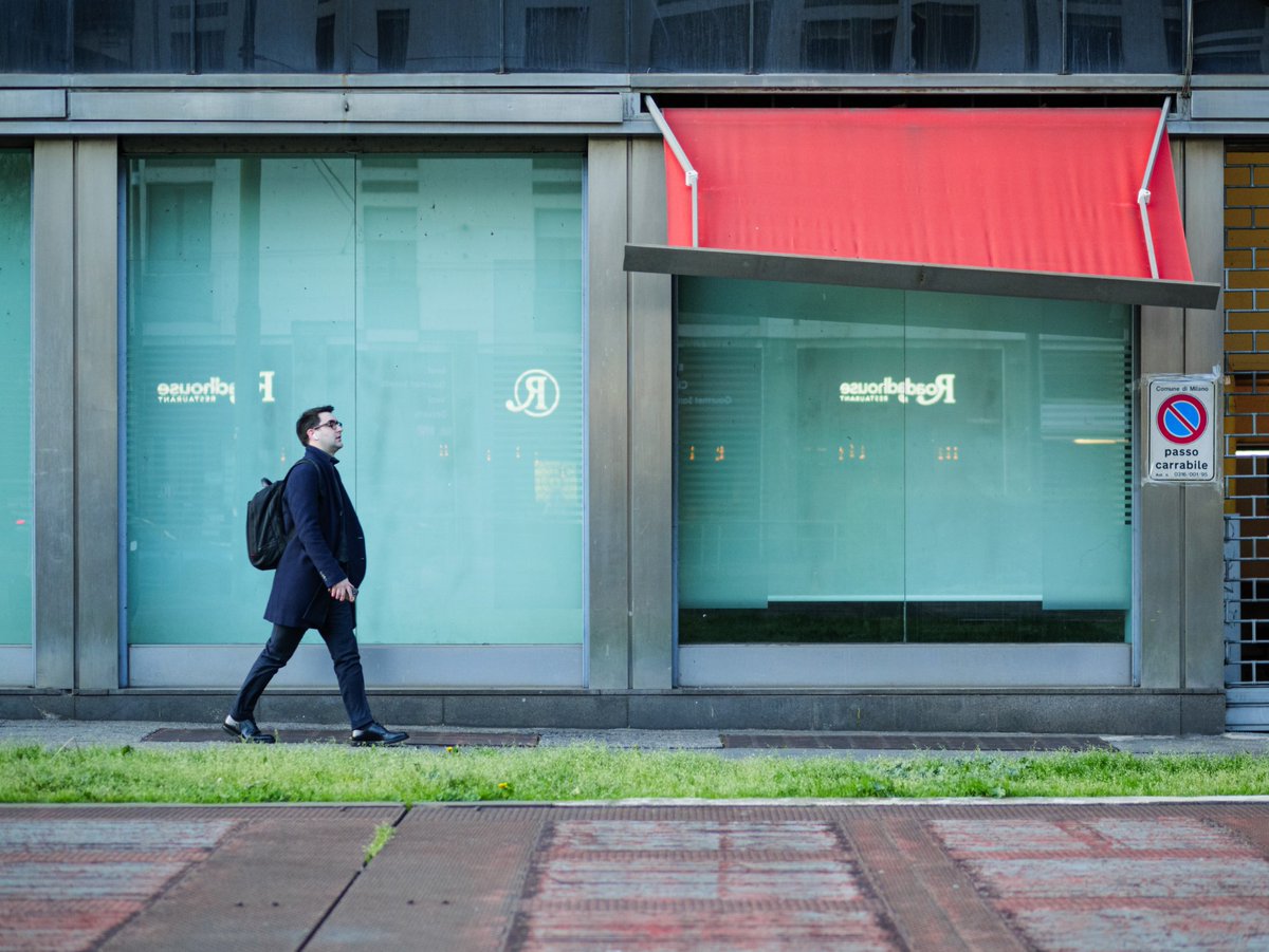 Minimal colors 📍 Milan, Italy #streetPhotography #street #photography #people #reflections #milano #urban #urbanPhotography #colors