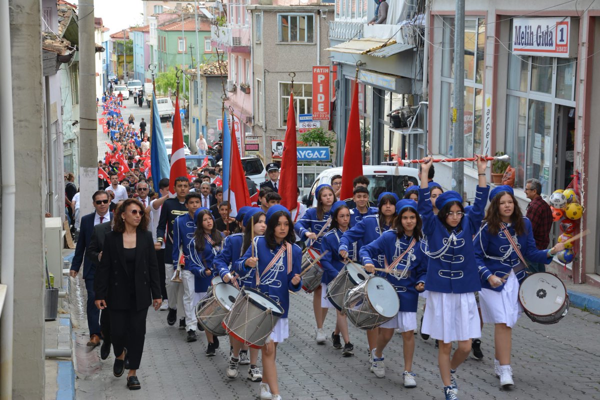 BabadagKaymkmlk's tweet photo. Kaymakamımız Berk ACAR, Babadağ Belediye Başkanı Sn. Murat Kumral ve ilçe protokolünün katılımıyla 23 Nisan Ulusal Egemenlik ve Çocuk Bayramı İlçemizde çelenk sunumu,yürüyüş ve halk oyunlarıyla kutlandı. https://t.co/moZTpCvDEx