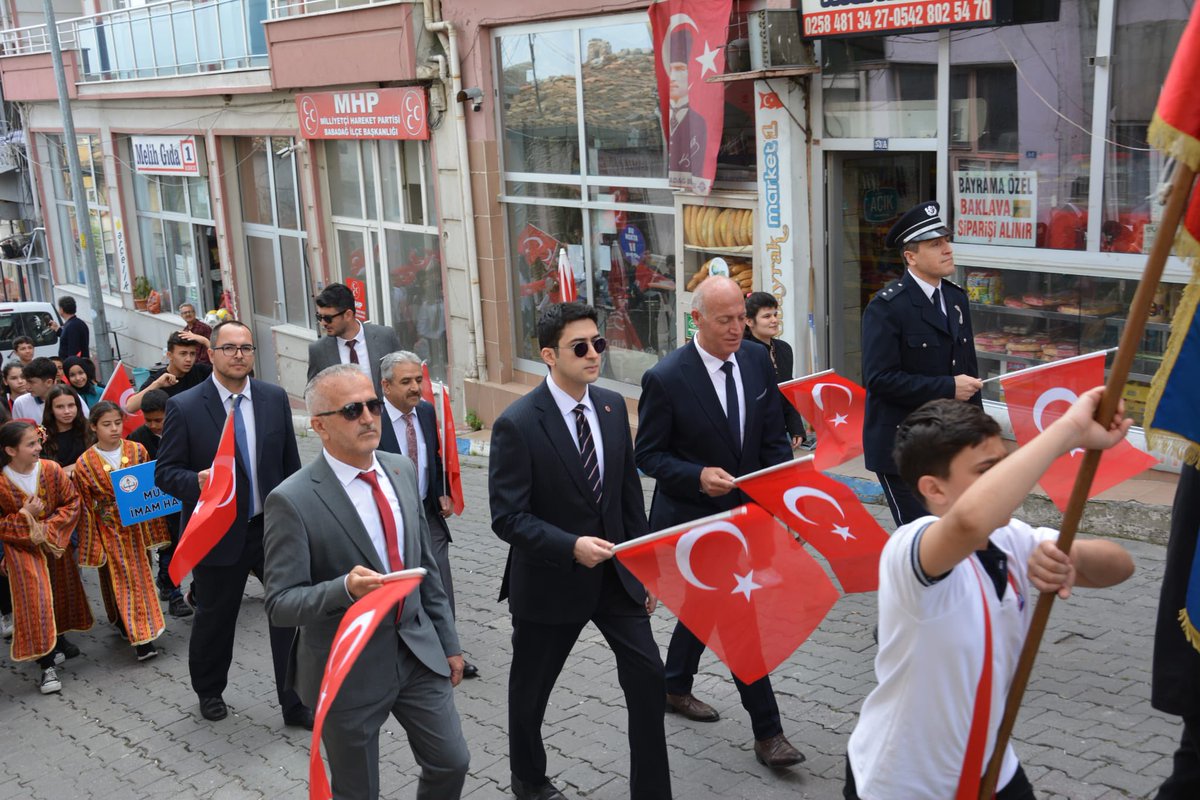 BabadagKaymkmlk's tweet photo. Kaymakamımız Berk ACAR, Babadağ Belediye Başkanı Sn. Murat Kumral ve ilçe protokolünün katılımıyla 23 Nisan Ulusal Egemenlik ve Çocuk Bayramı İlçemizde çelenk sunumu,yürüyüş ve halk oyunlarıyla kutlandı. https://t.co/moZTpCvDEx