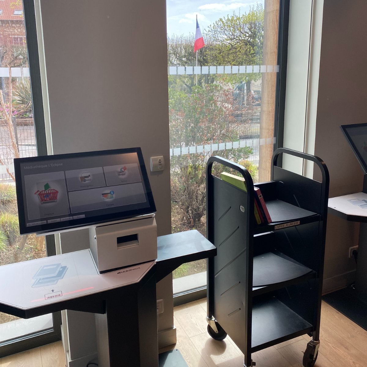 BibliothecaX's tweet photo. Discover how @valparisis in France boosted library access with Bibliotheca’s open+! By extending hours without increasing staff, they are bridging cultural divides and enhancing community engagement.
Learn more: https://t.co/u3GJBkuSdp #OpenPlus 📚🕖 https://t.co/nEIBsjiDgi