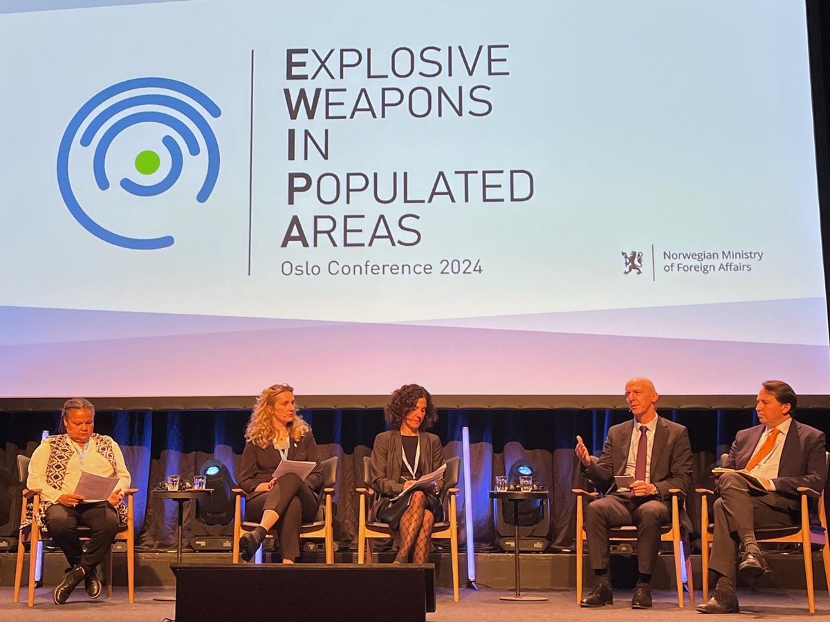 The use of #ExplosiveWeapons in cities has devastating humanitarian consequences. #NotATarget @SwissPeaceHR participates in #Oslo #EWIPAConference: 🇨🇭AMB Thöni explained the importance of endorsing & implementing the declaration and how States can assist affected communities.