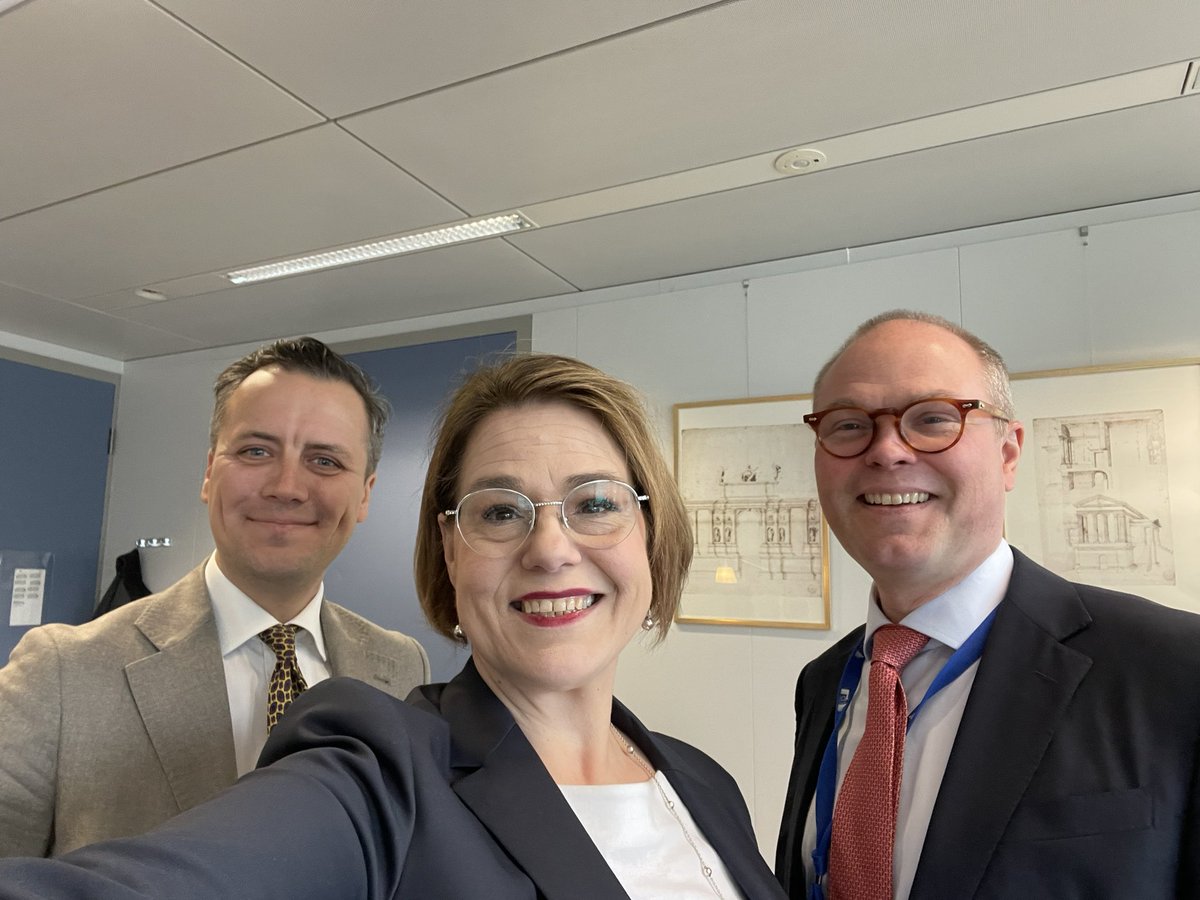 Käytiin <a href="/IlariHavukainen/">IlariH</a> kanssa tapaamassa komissaari <a href="/JuttaUrpilainen/">Jutta Urpilainen</a> kabinettipäällikköä <a href="/Lahtita/">Taneli Lahti</a> Mielenkiintoinen keskustelu vaalien jälkeisen komission ohjelman valmistelusta ja parlamentin asemasta. Kiitos tapaamisesta Taneli <a href="/Kuntaliitto/">Kuntaliitto | Kommunförbundet</a> <a href="/KLBryssel/">Kuntaliitto Bryssel</a>