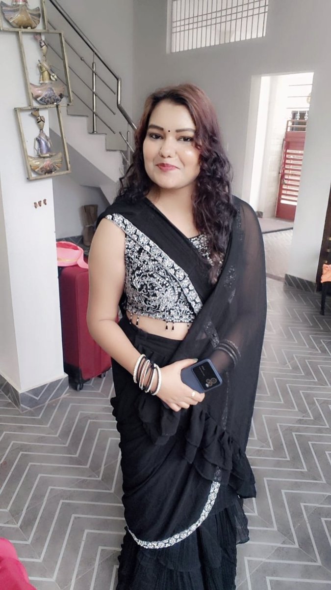 𝓫𝓵𝓪𝓬𝓴 magic nights ✨🪄🖤

#blacksaree
#blackdress
#weddingvibes