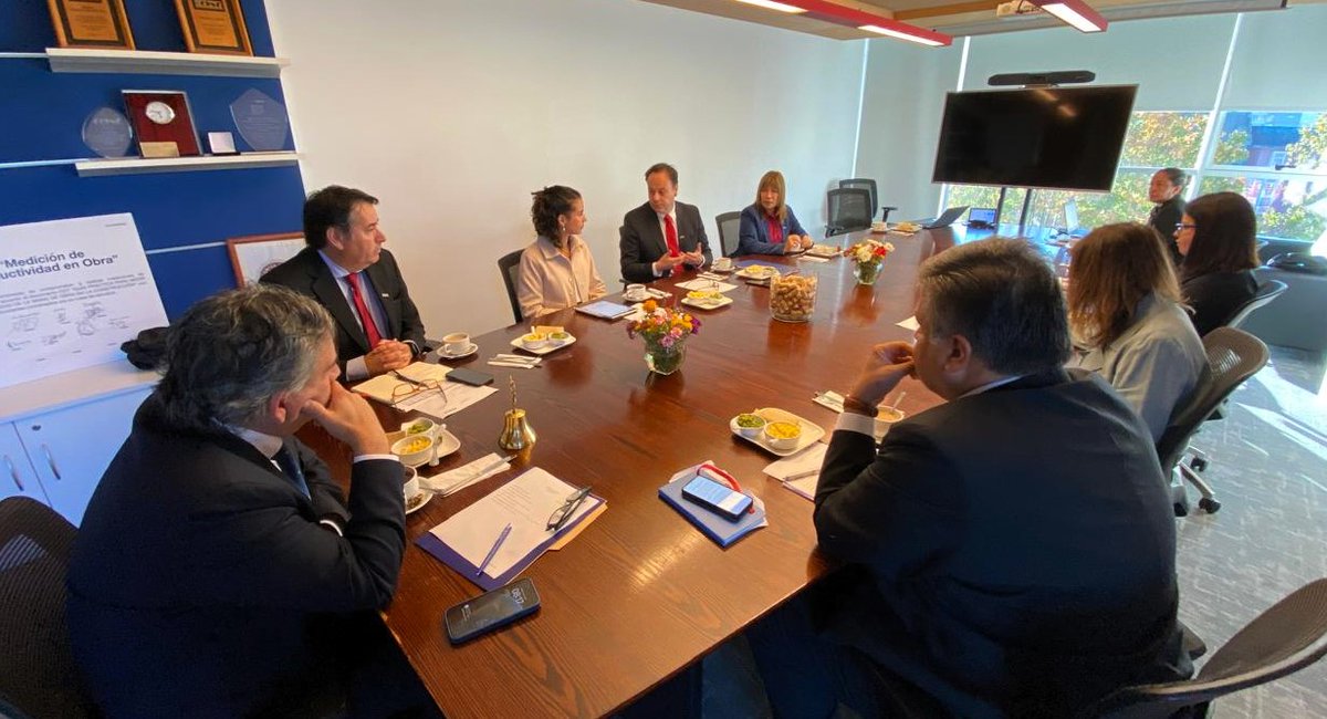 CChCValparaiso's tweet photo. Coordinando acciones y propuestas para fortalecer asistencia técnica y apoyar una #Reconstrucción segura de viviendas y entorno urbano de #Viña #Quilpué #VillaAlemana, hoy nos reunimos con Seremi @minvuvalparaiso y Dtor. @Serviuvalpo. Colaboramos para avanzar rápido y seguro.🏗️💪 https://t.co/li4MDuwrWW