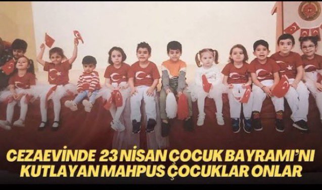 On iki çocuğun yan yana dizilip fotoğraflarının çekildiği bu yer, bir okul değil cezaevi. Anneleriyle birlikte İzmir Şakran Cezaevinin Çocuk Koğuşu’nda kalan 0-6 yaş arası bebekler ve çocuklar… #23Nisan #GenelAf @RTErdogan @MustafaSentop @avabdullahguler @dbdevletbahceli