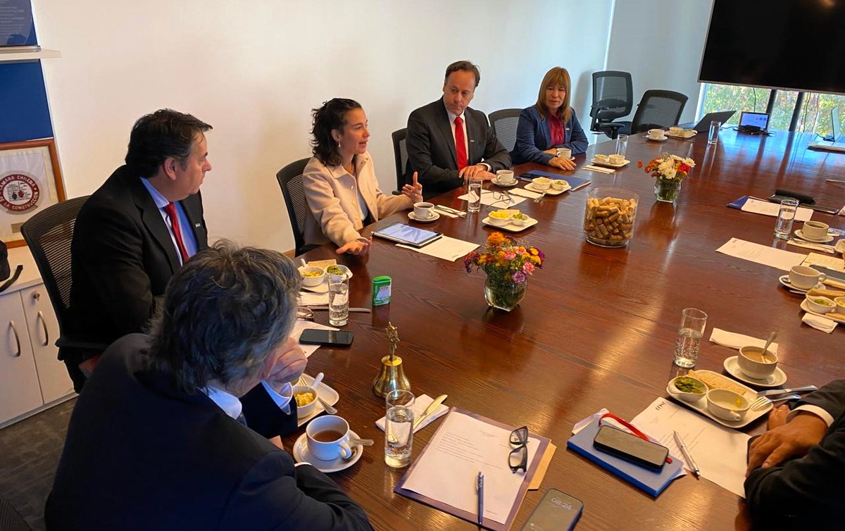 CChCValparaiso's tweet photo. Coordinando acciones y propuestas para fortalecer asistencia técnica y apoyar una #Reconstrucción segura de viviendas y entorno urbano de #Viña #Quilpué #VillaAlemana, hoy nos reunimos con Seremi @minvuvalparaiso y Dtor. @Serviuvalpo. Colaboramos para avanzar rápido y seguro.🏗️💪 https://t.co/li4MDuwrWW
