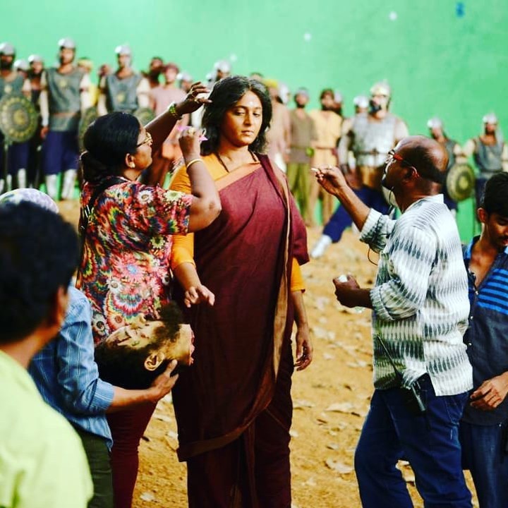 Between the Shoot of #Baahubali 🙌

Her Efforts and Versatility 🧎💥
The Queen DevaSena #AnushkaShetty ❤️