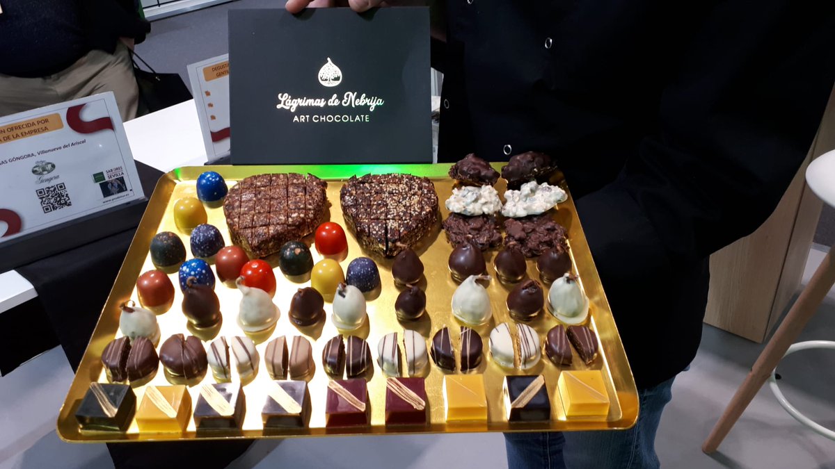 😋🎉 Los chocolates Lágrimas (Nebrija), maridan a la perfección con el vino dulce “Orange, Duque de Carmona”, de Bodegas Góngora, (Villanueva del Ariscal). 🎊 ¡Ven hasta la cocina de “Gusto del Sur” del Salon Gourmets IFEMA! @grupogourmets @Prodetur @La_Quincana y @LaCataora